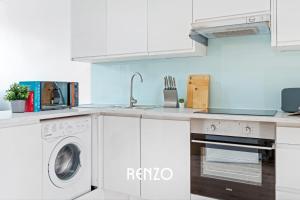 ニューアーク・オン・トレントにあるInviting 1-bed Apartment in Newark on-Trent by Renzo, Free Parking and Wi-Fi!の白いキッチン(洗濯機、乾燥機付) +16枚の写真