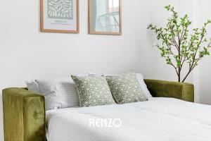 ニューアーク・オン・トレントにあるInviting 1-bed Apartment in Newark on-Trent by Renzo, Free Parking and Wi-Fi!の白い部屋の緑のソファ