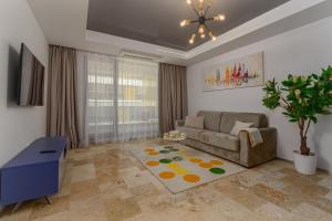 a living room with a couch and a table at Astria Amalfi - Complex Novum in Olimp