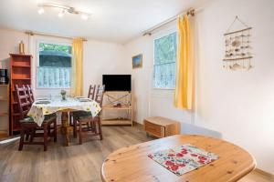 ドランスケにあるBungalow Arkona Bgl 1のテーブルとダイニングルームのあるリビングルーム