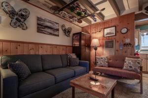 ein Wohnzimmer mit einem Sofa und einem Tisch in der Unterkunft Mother Nature's Inn in Tahoe City