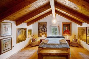 ガルレンダにあるIl Giardino del Sole - Rosmarinoのベッドルーム1室(ベッド1台付)が備わります。壁には絵画が飾られています。 +26枚の写真