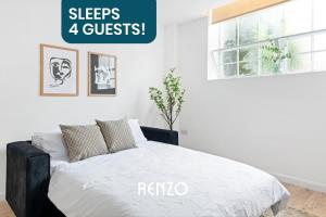 een slaapkamer met een kingsize bed met de tekst slaapt gasten bij Gorgeous 1-bed Apartment in Newark on-Trent by Renzo, Free Parking, Sleeps 4! in Newark upon Trent
