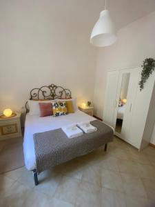 ein Schlafzimmer mit einem Bett, auf dem zwei Handtücher liegen in der Unterkunft Le Petit Jardin Center Florence in Florenz + 23 Fotos