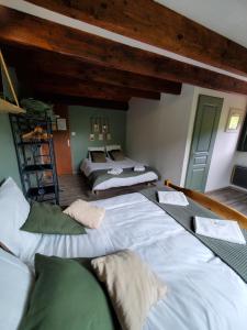 Łóżko lub łóżka w pokoju w obiekcie camping hôtel les airelles