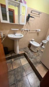 bagno con 2 lavandini e 2 servizi igienici di da sciuri case vacanza barisciano a Barisciano