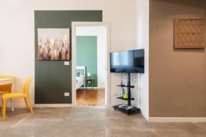 un soggiorno con una TV a schermo piatto su una parete di Flora Flexyrent apartment AC a Milano
