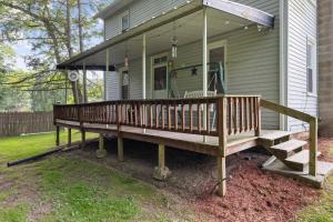 een grote houten veranda op een huis bij Entire House within Campground in Mifflinburg +30 foto's