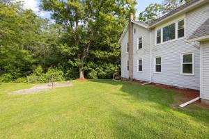 een tuin met een huis en een boom bij Entire House within Campground in Mifflinburg