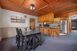 een grote keuken met een tafel en stoelen. bij Entire House within Campground in Mifflinburg