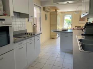 Kuchyňa alebo kuchynka v ubytovaní 5019 Villa Septentrion 13