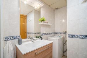 A bathroom at BADIA DE ROSES 2 new apartment Még 24 kép