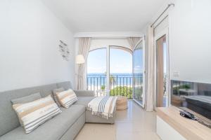 A television and/or entertainment centre at BADIA DE ROSES 2 new apartment