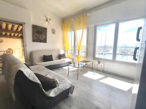 salon z kanapą i dużym oknem w obiekcie 5013 Agde Marine G65 w Cap d'Agde