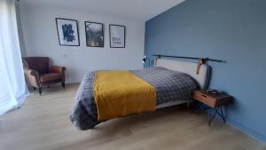 Postel nebo postele na pokoji v ubytování Chambre vue jardin - proche port