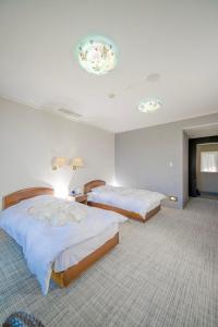 Rúm í herbergi á Manazuru Marin Hotel