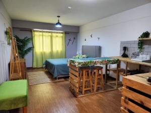 sypialnia z łóżkiem, stołem i krzesłami w obiekcie Alojamiento San Francisco Espaciosos y lindos mini apartamentos w mieście Lima
