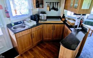 A kitchen or kitchenette at Kukucs Etyek Dézsafürdő Vendégház