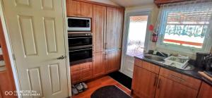 A kitchen or kitchenette at Kukucs Etyek Dézsafürdő Vendégház