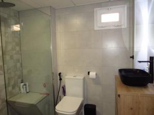 ein Badezimmer mit Toilette und Waschbecken in der Unterkunft Torreon del Mar Apartment in Benalmádena