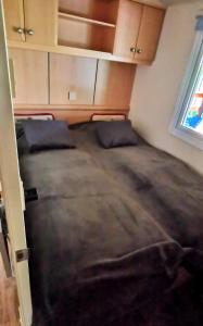 A bed or beds in a room at Kukucs Etyek Dézsafürdő Vendégház