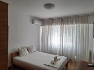 a bedroom with a bed with towels on it at Mangalia Port in Mangalia