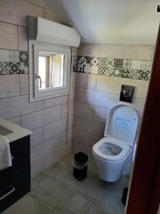 Łazienka w obiekcie camping hôtel les airelles