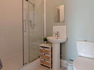 a bathroom with a sink and a shower at 4 Bed in Ryde 95058 in Ryde +13 photos
