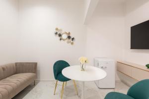A seating area at Quattro Perle