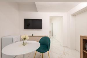 A television and/or entertainment centre at Quattro Perle
