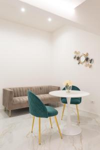 A seating area at Quattro Perle
