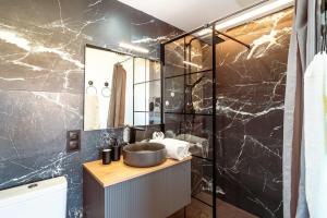 een badkamer met een wastafel en een spiegel bij Penthouse by Unik Vacation in Tarragona +47 foto's