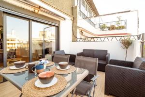een eetkamer met een tafel met kommen erop bij Penthouse by Unik Vacation in Tarragona