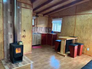 a kitchen with a stove in the middle of a room at Ruta Archipiélago in Ancud