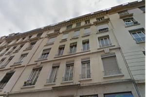 un edificio de apartamentos en París con ventanas en Appart' Pasteur en Lyon