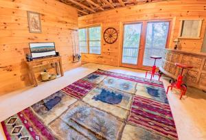 TV a/nebo společenská místnost v ubytování White Rock - Mountain Views, Hot Tub, Game Room, 5 Minutes From Downtown Blue Ridge - Blue Ridge, GA