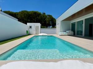 a swimming pool in the backyard of a house at Chalét El Nirvana in Chiclana de la Frontera