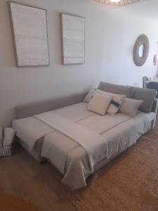 ein großes Bett in einem Zimmer mit weißen Wänden in der Unterkunft Blue House Vila do Conde in Vila do Conde