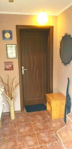 una puerta en una habitación con un jarrón y una mesa en Andro Apartments, en Sofía
