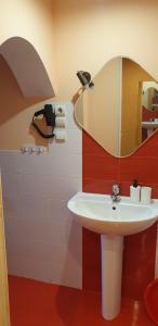 ein Bad mit einem Waschbecken und einem Spiegel in der Unterkunft Andro Apartments in Sofia