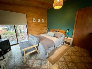 安东尼奥港Siempre Verde的卧室里有一张床和一把椅子