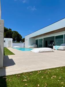 a bedroom in the backyard of a house at Chalét El Nirvana in Chiclana de la Frontera +28 photos