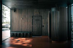 a room with a bench in front of a door at Ravintola Kiulu Oy in Ähtäri