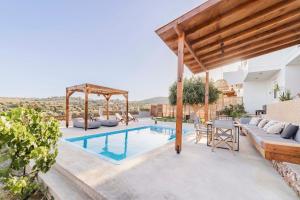 an image of a villa with a swimming pool at Villa Tranquility in Psinthos