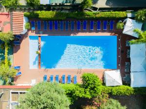 Bazén v ubytování Hotel Central Wellness nebo v jeho okolí