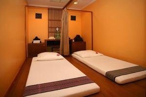 two beds in a small room with at Verdi Budapest Aquincum in Budapest