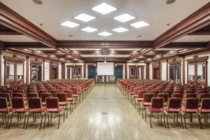 an empty room with chairs and a projection screen at Verdi Budapest Aquincum in Budapest
