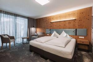 Postel nebo postele na pokoji v ubytování Hotel Piz Buin