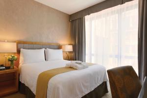 Postel nebo postele na pokoji v ubytování Executive Hotel Le Soleil New York
