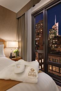 Postel nebo postele na pokoji v ubytování Executive Hotel Le Soleil New York